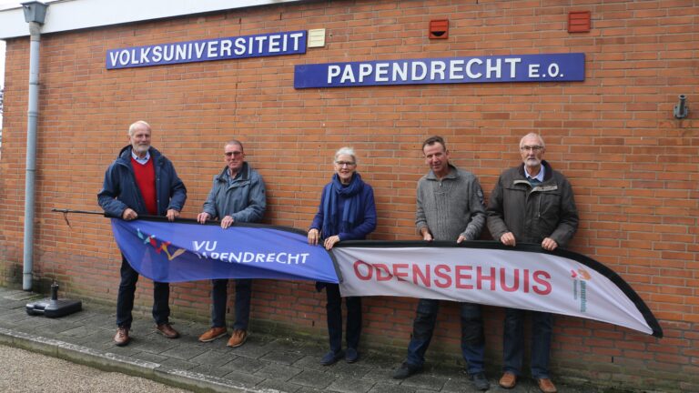 Nieuw bord prijkt op gebouw Volksuniversiteit