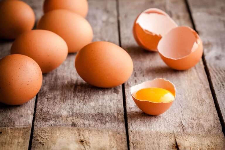 Teveel PFAS in eieren van hobbykippen: ‘Eet ze niet’
