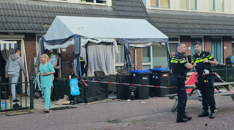 Huilend vraagt vrouw aan verdachte waarom hij een aanslag pleegde op het huis van haar gezin
