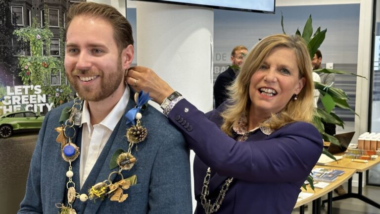 Burgemeester installeert eerste Klimaatburgemeester; Klimaatbeurs informeert over verduurzaming
