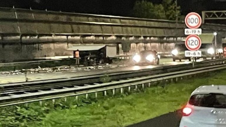 Marktkraam belandt op A15, snelweg bezaaid met kaas