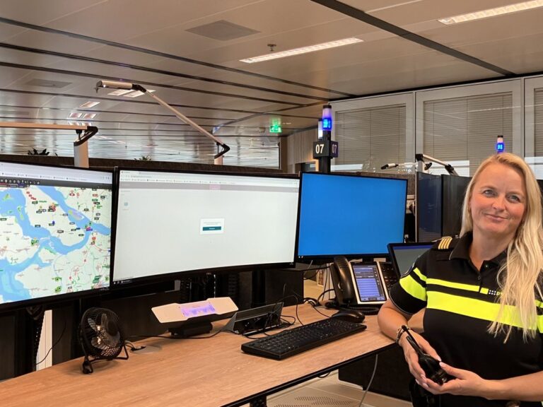 Van reanimaties tot steekpartijen en van familiedrama’s tot zelfmoordpogingen: zo gaat het eraan toe bij de meldkamer van de politie