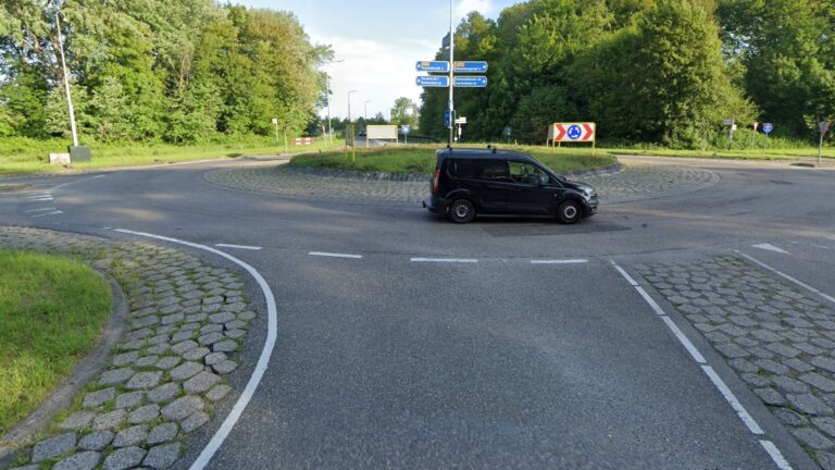 Automobilist belandt op vangrail bij rotonde N214