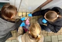Kristallnacht herdacht in Gorinchem, kinderen poetsen Stolpersteine