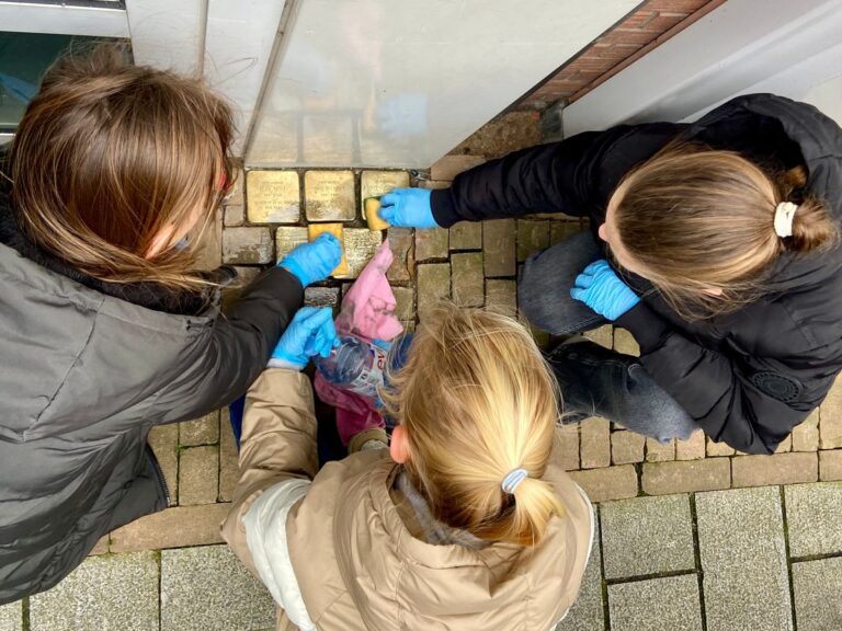 Kristallnacht herdacht in Gorinchem, kinderen poetsen Stolpersteine