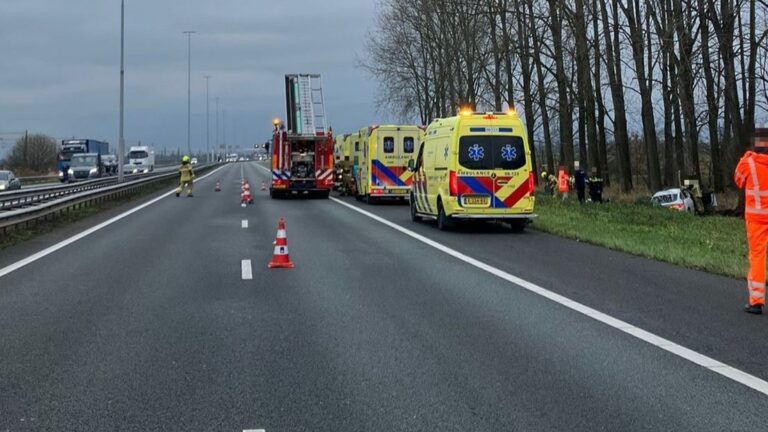 Auto slaat over de kop op A15 en belandt in greppel