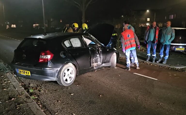 Ambulance en brandweer rukken uit voor auto die op boom knalt