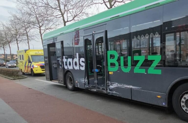 Aanrijding tussen stadsbus en auto met aanhanger op Merwedestraat