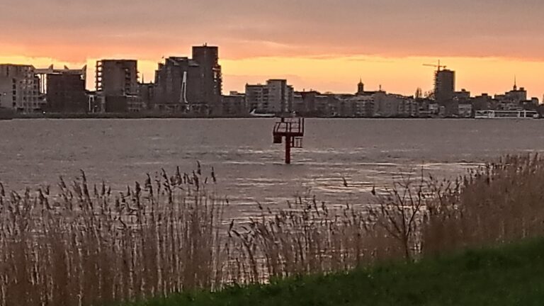 Hoog water: lichtbaken verdwijnt bijna