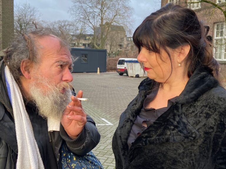 Minko leeft al 15 jaar op straat en krijgt een ongelooflijk kerstcadeau: een huis