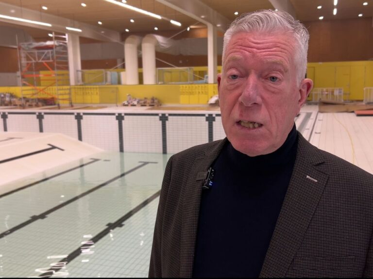 Nieuw zwembad Alblasserdam wordt gevuld met water en dat duurt maar liefst 2 weken