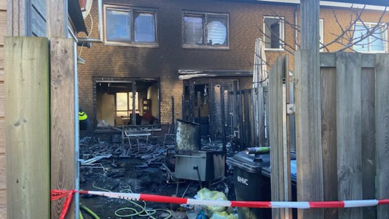 Ravage nadat tientallen spuitbussen ontploffen na uitbreken brand in tuin