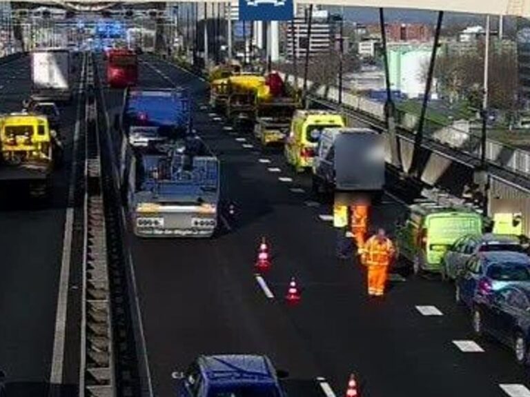 Kettingbotsing op Van Brienenoordbrug