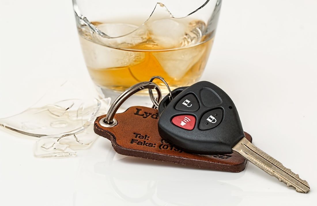 Man onder invloed rijdt schutting en eigen auto aan gort