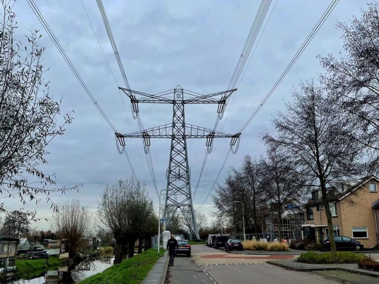 Man zit in ‘verkeerde’ hoogspanningsmast