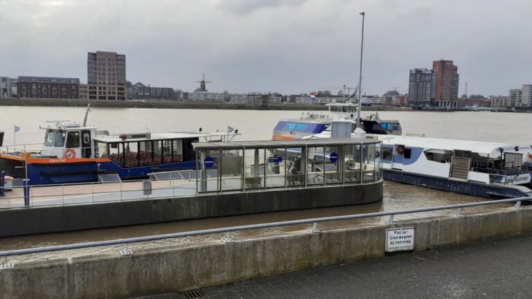 Waterbus stuurloos bij halte Veerdam