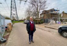 Huizen onder hoogspanningsmast uitgekocht en gesloopt, vreemd straatbeeld door gaten in huizenblok