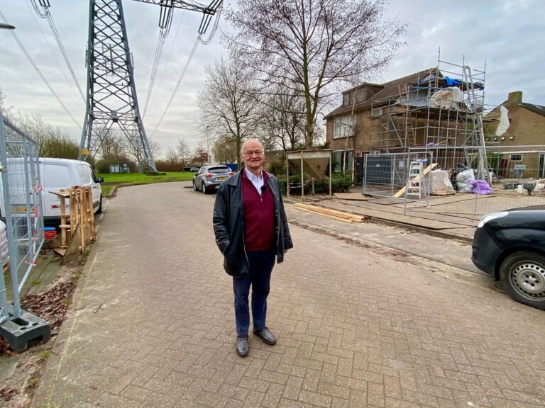 Huizen onder hoogspanningsmast uitgekocht en gesloopt, vreemd straatbeeld door gaten in huizenblok