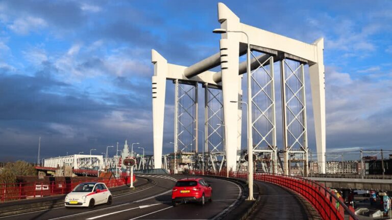 Betonschade en roest aan Zwijndrechtsebrug: zware trucks moeten omrijden