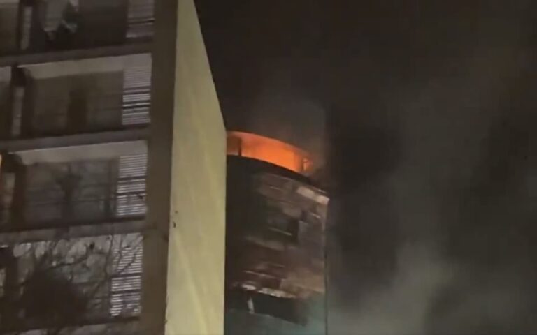 Grote brand op bovenste etages van Dordtse flat