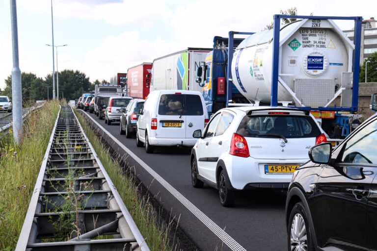 Gekkenhuis op snelwegen en Rotterdamse binnenwegen door dichte Beneluxtunnel