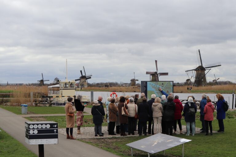 Vrijwilligers hospice De Cirkel bezoeken Werelderfgoed Kinderdijk