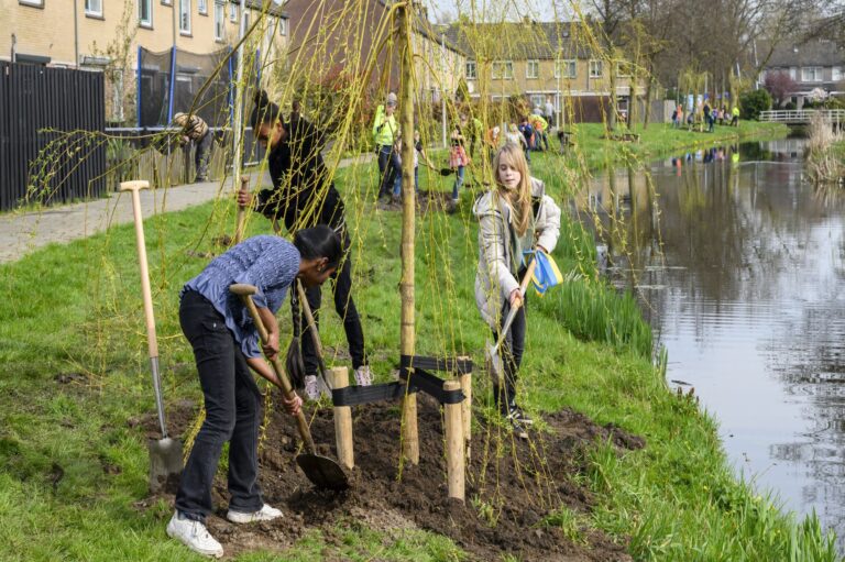 Boomfeestdag in Papendrecht: opgroeien met bomen