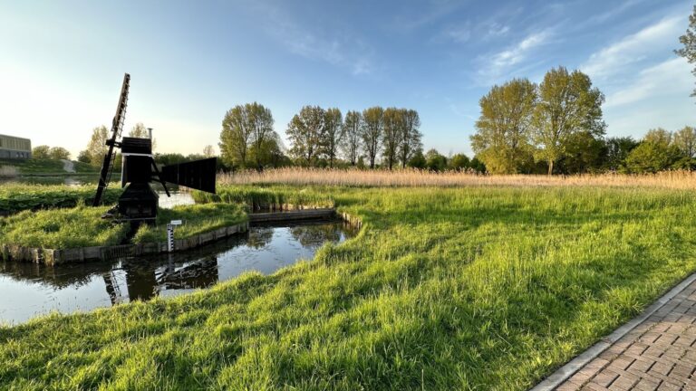 Molen in park Noordhoeksewiel maalt weer