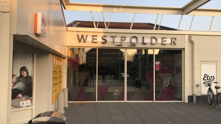 Winkelcentrum Westpolder viert 50-jarig bestaan met giga-taart