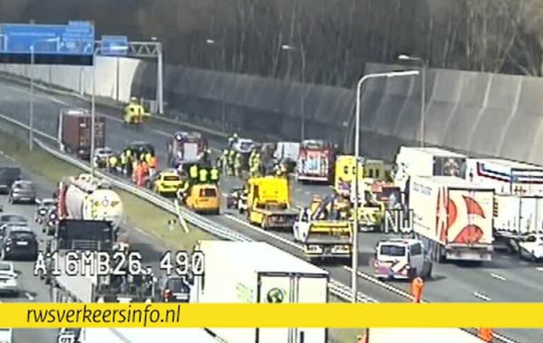 A15: ongeluk tussen auto en vrachtwagen