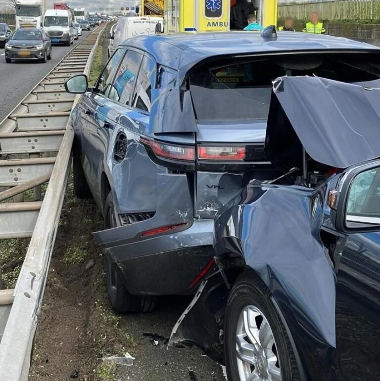 Vier auto’s op elkaar op A15