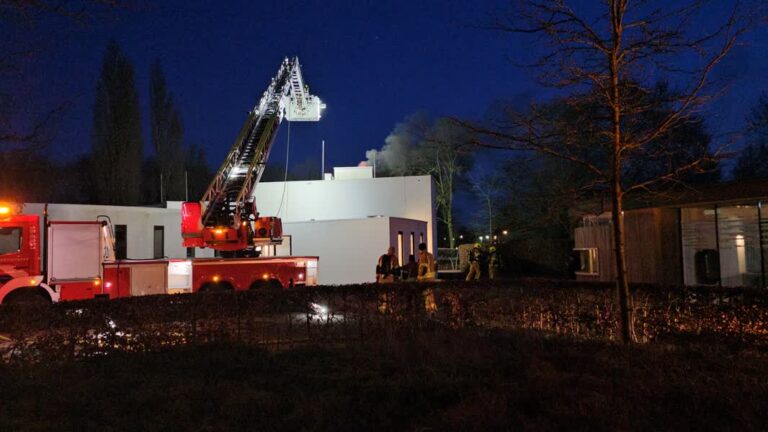 Vlammen uit het dak van Dordts crematorium