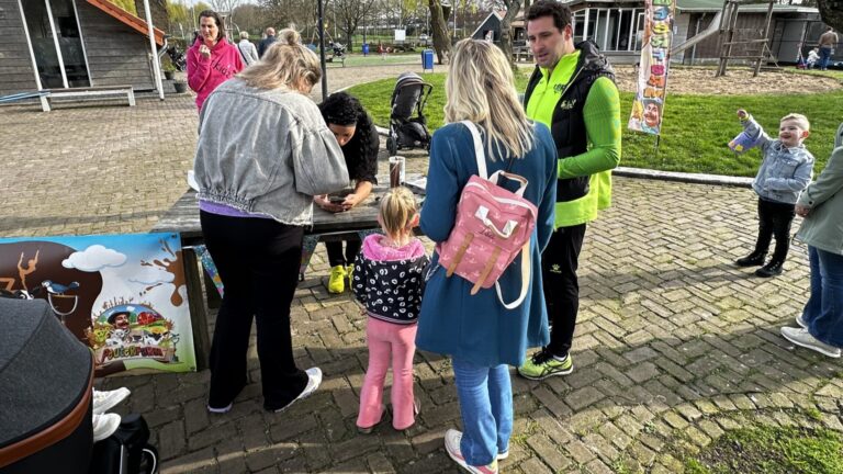 Zoektocht naar eieren op kinderboerderij