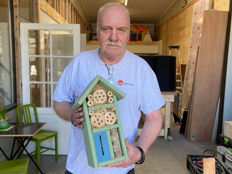 Met één goede arm en veel afvalhout maakt Henk vele honderden insectenhotels