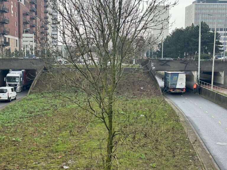 Bizar toeval bij Maastunnel: twee vrachtwagens klem in tunnel