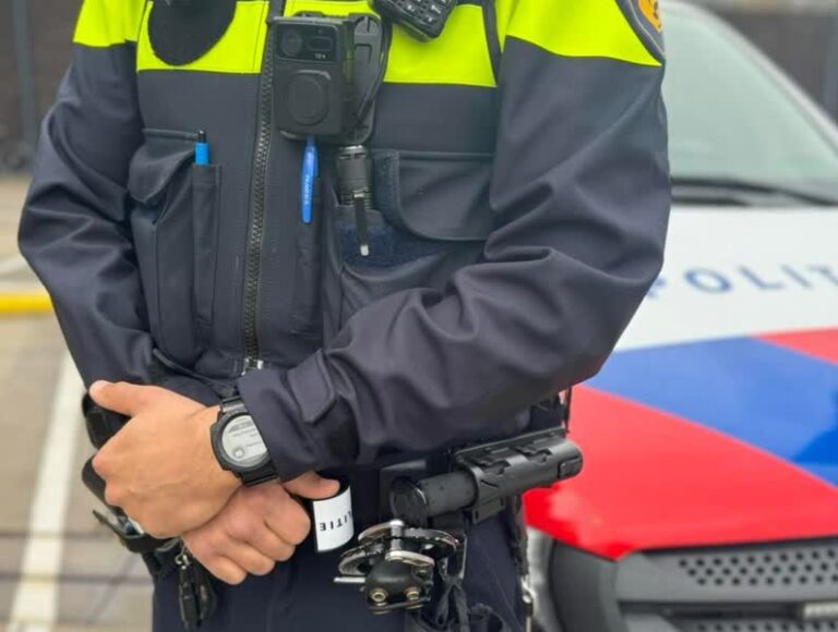 Man in Papendrecht slaat agent in het gezicht
