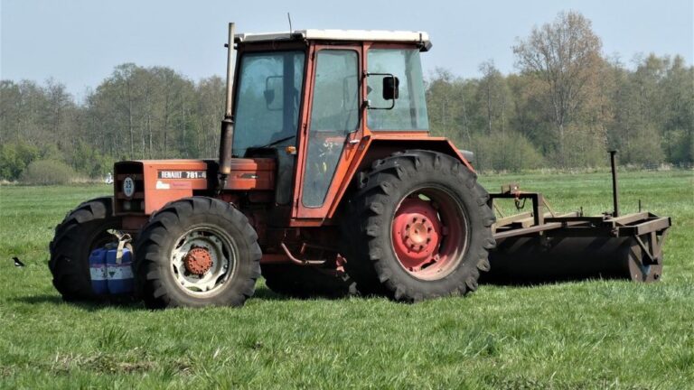 Auto flink beschadigd na aanrijding trekker