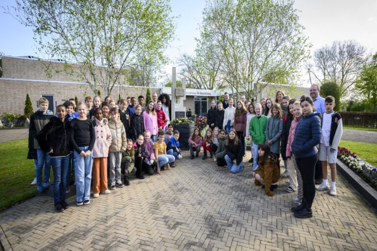 Oorlogsmonument overgedragen aan leerlingen Beatrixschool