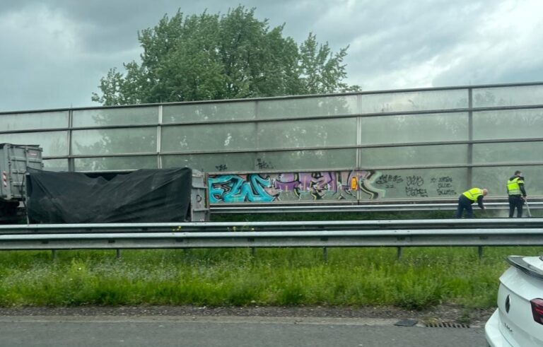 Gekantelde aanhanger zorgt voor enorme file op A15