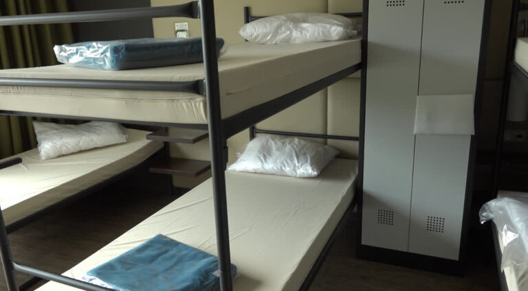 Eerste asielzoekers opgevangen in hotel Ara in Zwijndrecht