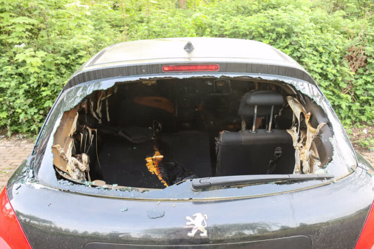 Auto brandt uit in Dordrecht