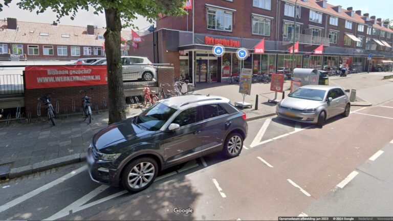 Brand verwoest auto in Dordrecht