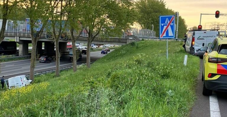 Bestelbus van de weg tegen boom bij Papendrecht