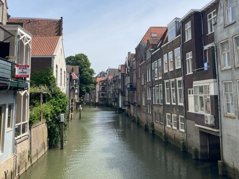 Britse journalist lovend over Dordrecht: ‘Doet me denken aan oogverblindende grachten van Venetië’