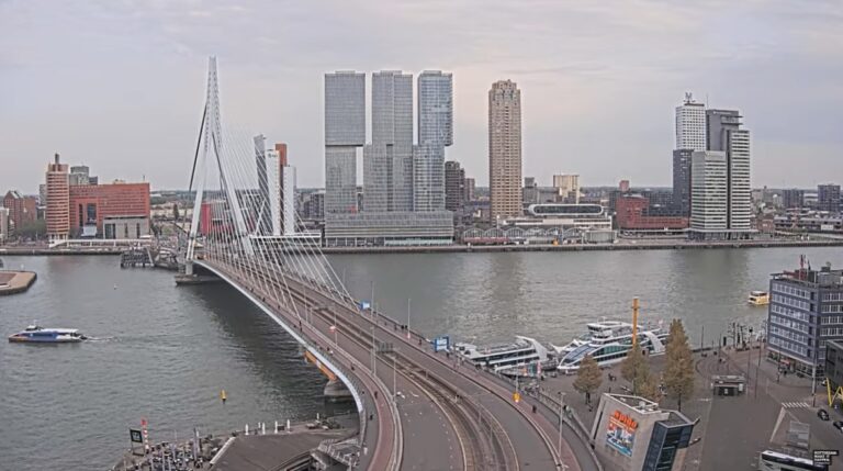 Storing  bij Erasmusbrug: vrouw ligt te bevallen in ambulance