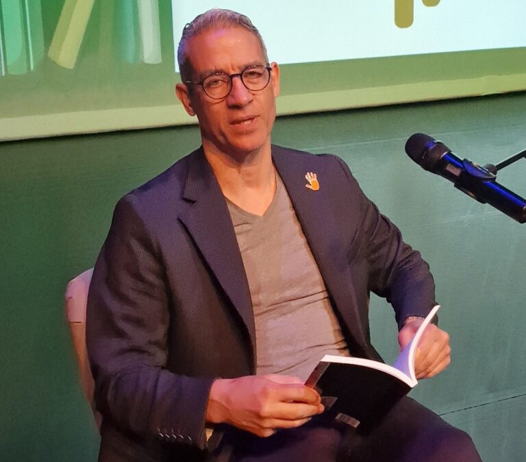 Papendrechtse schrijver bezoekt Suriname, het land van zijn oma