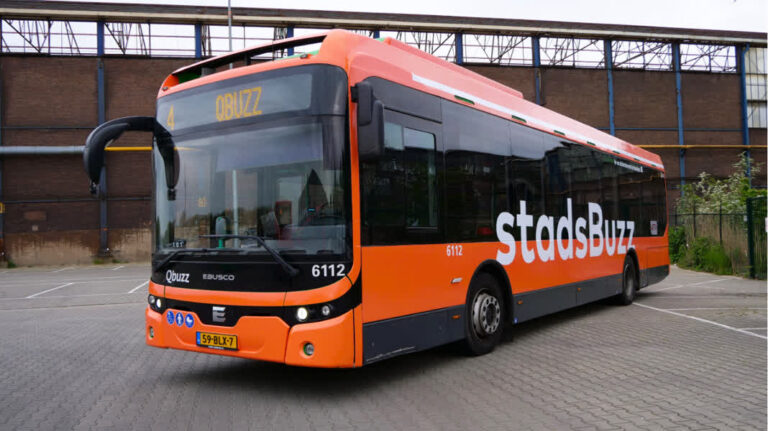 Qbuzz viert jubileum met oranje bus en kroontjes
