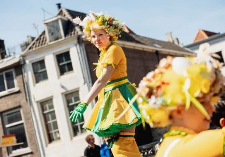 Internationaal straattheater vermaakt publiek tijdens ‘Dordt Pakt Uit’