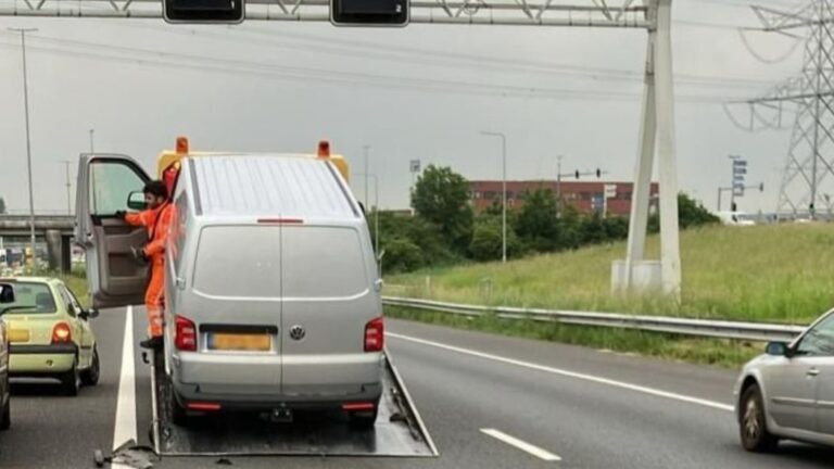 Flinke vertraging op de A15 richting Rotterdam door groot ongeluk