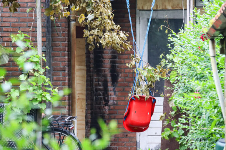 Explosie en kleine brand bij woning in Dordrecht